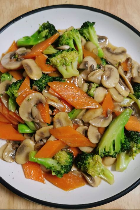 Makanan Rendah Kalori, Sautéed Mushrooms, Healthy Food Menu, Healthy Vegetable, Resep Diet, Healthy Food Inspiration, White Mushrooms, Makanan Diet, Healthy Food Dishes