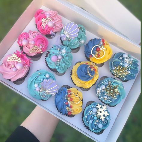 Disney Themed Cupcakes, Cupcakes Princesas, Decorative Cupcakes, Cupcake Flowers, Cupcake Charms, Custom Cupcakes, Flower Cupcakes, Cute Cupcakes, Themed Cupcakes