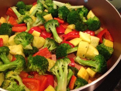 Low Calorie Vegetable Recipes, Sauteed Squash, Yellow Squash Recipes, Low Calorie Vegetables, Fried Broccoli, Yellow Squash, Boys Love, Squash Recipes, Stir Fry Recipes