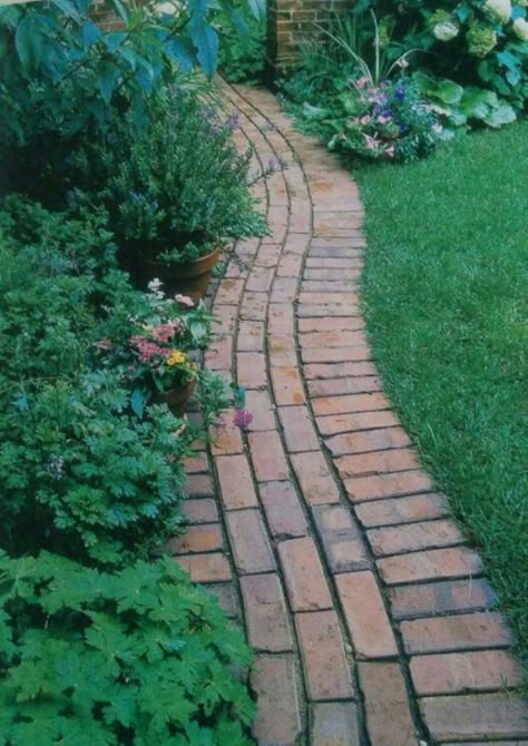 DIY Ideas With Bricks - Garden Trim - Home Decor and Creative Do It Yourself Projects to Make With Bricks - Ideas for Patio, Walkway, Fireplace, Firepit, Mantle, Grill and Art - Inexpensive Decoration Tutorials With Step By Step Instruction for Brick DIY http://diyjoy.com/diy-ideas-bricks Brick Patio Border, Garden Bricks Edging, Curved Brick Path, Diy Brick Walkway, Brick Border Edging, Bricks Garden, Front Yard Walkway, Brick Border, Brick Edging