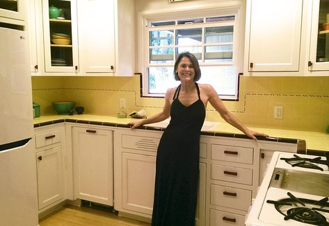 Carolyn's gorgeous 1940s kitchen remodel featuring yellow tile with maroon trim - Retro Renovation 1930s Kitchen Backsplash, Yellow Tile Kitchen, 1940s Kitchen Remodel, Red Kitchen Tiles, Yellow Kitchen Tiles, Vintage Yellow Kitchen, Black Tiles Kitchen, Midcentury Interior Design, 1940s Kitchen