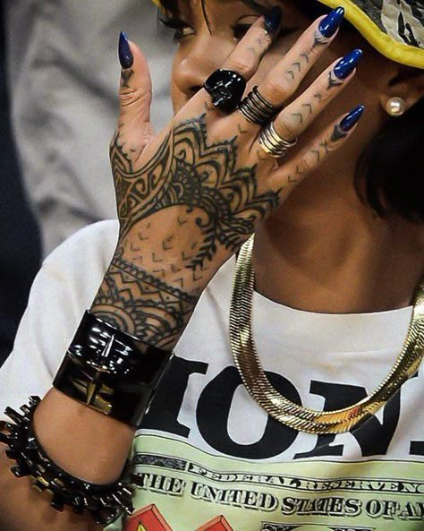 Rihanna Hand Tattoo, Rihanna Photoshoot, Rihanna Tattoo, Beginner Nail Tech, Hand Tatto, Henna Style Tattoos, Heavily Tattooed, Henna Inspired Tattoos, Hand Tats