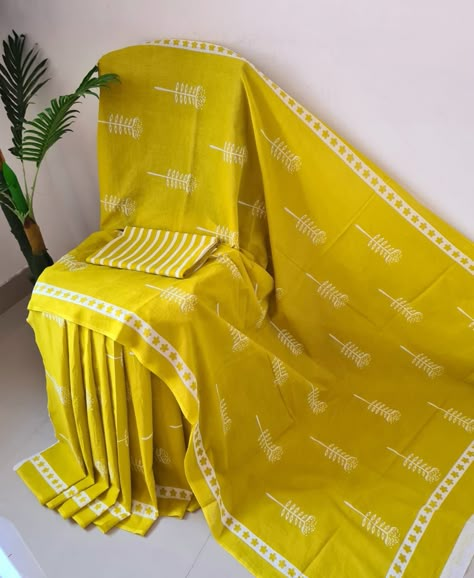 Saree Showcase Ideas, Saree Exhibition Display, Cotton Handloom Sarees, Blouse Photography Ideas, Block Sarees, Saree Product Shoot, Sequence Outfits, Saree Display, Latest Cotton Sarees