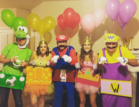 Halloween Costume. Mario Kart Group Mario Kart Costumes, Disney Family Costumes, Mario Halloween Costumes, Mario Halloween, Family Costumes Diy, Halloween Group Costumes, Family Themed Halloween Costumes, Mario Costume, Themed Halloween Costumes