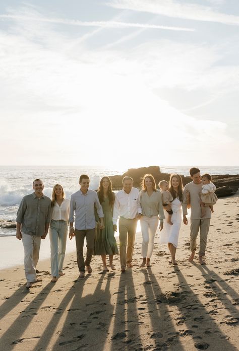 Family Beach Photos – Heather Fern Older Family Beach Photos, Big Family Vacation Aesthetic, Beach Big Family Photos, Family Of 5 Beach Photos, Big Family Beach Pictures, Family Beach Shoot, Extended Family Beach Photos, Large Family Beach Photos, Family Holiday Aesthetic