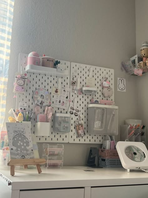 Cute Desks For Room, Cute Peg Board Ideas, Peg Bored Ideas, Pegboard Organization Bedroom, Peg Board Decor, Pegboard Decoration Ideas, Kawaii Pegboard, Desk Pegboard Ideas, Desk Board Ideas