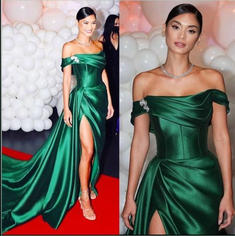 Hunter Green Vintage Dress, Emerald Green Gown Dress, Emerald Green Dress With Corset, Emerald Off The Shoulder Dress, Emarld Prom Dress, Dresses Red Carpet Ideas, Emerald Green Evening Dress Classy, Prom Dresses 2022 Emerald Green, Emerald Green Red Carpet Dresses