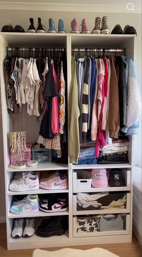 Shelf Wardrobe Organisation, Aesthetic Closets Ideas, Small Closet Astethic, Closets For Small Rooms, Small Closet Organization Aesthetic, Closet Organization Ideas Sliding Door, Closet Designs Layout Small Bedrooms, Studio Apartments Decorating, Room Clothes Storage Ideas