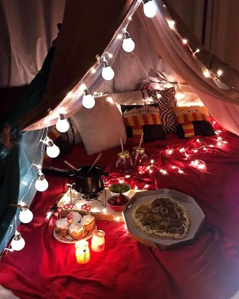 Romantic Home Dinner, Indoor Movie Night, Romantic Dinner Decoration, Valentines Movies, Couple Crafts, Valentines Date Ideas, Best Friend Dates, Romantic Date Night Ideas, Picnic Inspiration