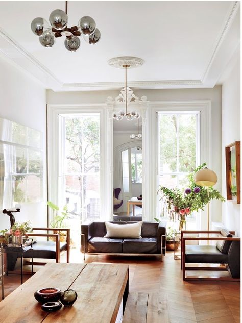 Love brownstone living. Interior Design Country, Brownstone Interiors, Vogue Design, Brooklyn Brownstone, Ideas Hogar, Home Cinema, Beautiful Living Rooms, Decor Minimalist, A Living Room