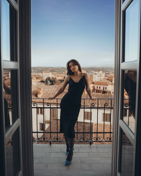 Leaning Against Railing Pose, Balcony Poses Photo Ideas, Railing Poses, Balcony Photoshoot Ideas, Balcony Shoot, Outfit Poses Photo Ideas, Door Poses, Balcony Picture Poses, Balcony Poses