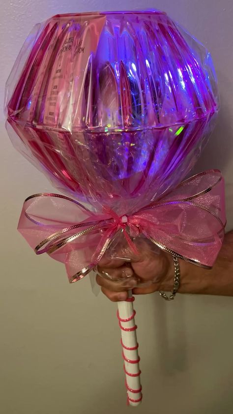 Lolipop Valentines Craft, Jumbo Lollipop Diy, Lollipop Diy Gift, Candyland Gift Basket, Diy Dollar Store Birthday Gifts, Diy Valentines Lollipop, Diy Lollipops Decorations, Big Lollipops Decoration, Valentines Day Giveaway Ideas