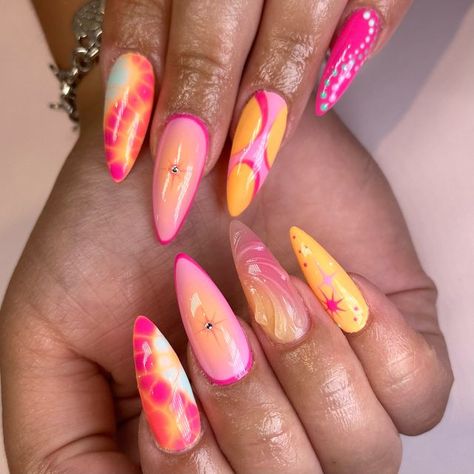 𝐀𝐌𝐘 | 𝐘𝐄𝐆 🇨🇦 on Instagram: "💖 Summer loving 💖 inspo: @boldandbrushednails  . . . #gelnails#instalove#nailsofinstagram#nailstagram#nailart#nailsart#gelx#almondnails#almond#summer#summernails#pink#pinknails#orangenails#auranails#abstractnails" Cruise Nails Almond Shape, Summer Pink And Orange Nails, Tropical Almond Nails, Pink Tropical Nails, Soft Grunge Nails, Cruise Nails, Pink Summer Nails, Nail Glam, Explore Aesthetic