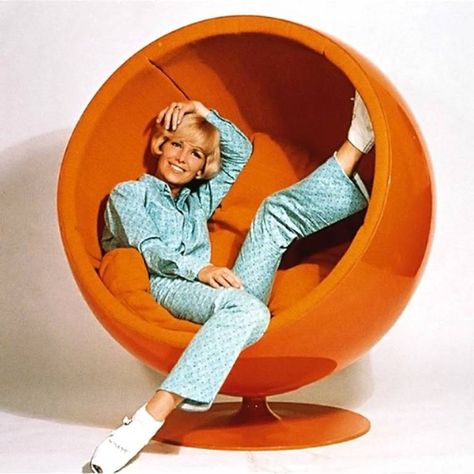 vintage egg chair (17) Egg Shaped Chair, Orange Power, Bubble Chair, Eero Aarnio, 70s Interior, Ball Chair, Interior Vintage, Round Sofa, Vintage Interiors