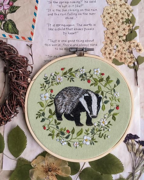 Badger Embroidery, European Badger, Woodland Embroidery, Embroidery Plants, Baby Badger, Embroidery Spring, Country Spring, Needle Painting, Spring Floral Wreath