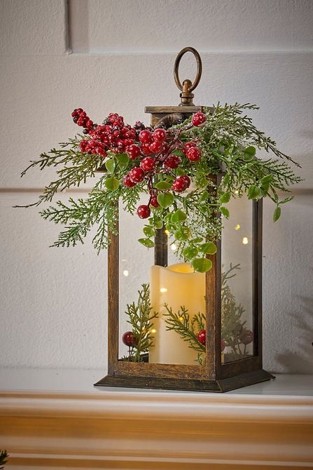 Holiday Lantern Decor, Christmas Decor Lantern Ideas, Christmas Front Decor Ideas, Christmas Decor Ideas Lanterns, Diy Lantern Christmas Decor, Lantern Decor For Christmas, Christmas Lantern Decorations, Lantern Christmas Centerpieces, Outdoor Christmas Lantern Ideas