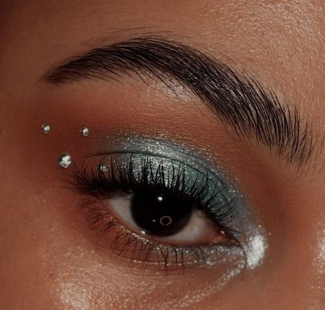 Light Blue Eye Makeup With Gems, Rose Gold Makeup Aesthetic, Easy Face Gem Ideas, Silver Eyeshadow With Rhinestones, Prom Makeup Pearls, Concert Makeup Black Women, Pearl Gem Makeup, Eye Rhinestones Make Up, Gem Placement On Face