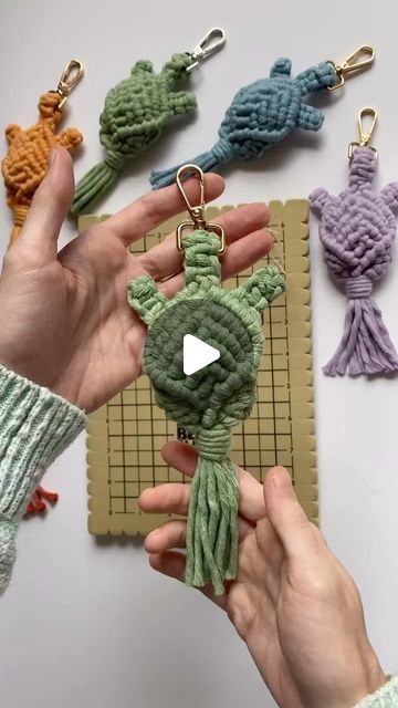 Macrame Dinosaur, Macrame Turtle, Macrame Gifts, Turtle Keychain, Braid Tutorial, Macrame Tutorial, Macrame Diy, Tie Knots, Ornaments Diy