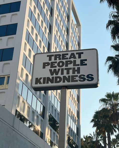 sunset girly 🫶🏻 Treat People With Kindness Sign, Photo Wall Prints, Harry Coded, Random Cute Things, Hollywood Blvd, Spreading Kindness, Iconic People, Handy Wallpaper, Harry Core