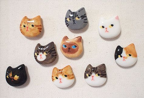 Cat Magnets, Clay Pins, Clay Magnets, Clay Inspo, Clay Diy Projects, Tanah Liat, Ceramic Cat, Cute Polymer Clay, Clay Stuff