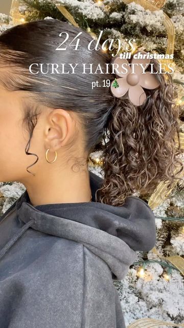 HEAVEN MARLEY on Instagram: "🎄Day 19 of my hairstyles christmas countdown🎄 the cutest claw clip always elevated a hairstyle!! • • •#aestheticmakeup arthoeaesthetic #curlyhair #curlygirl #curlyhairstyles #curlycommunity #curlysgoals #curlyhairtutorial #curlyhairtips#curlygirlmethod #cachos #rizos #cachosdefinidos #curlspoppin #cachosperfeitos #curlynaturalhair #holidayhair #losangeles" Easy Hairstyles For School Picture Day, Heaven Marley Curly Hair, Curly Hairstyles Claw Clip, Curly Claw Clip Hairstyles, Heaven Marley, Flower Clip Hairstyles, Cute Curly Hairstyles For School, Claw Clip Hairstyles Curly Hair, Cute Hairstyles For Curly Hair