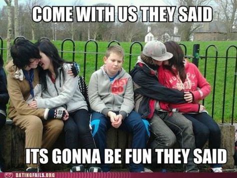 This is not actually that funny, but the expression on that kid's face is pretty priceless imo. Bad Family Photos, Why Are You Single, Funny Photos Of People, Forever Alone, Public Display Of Affection, 3rd Wheel, Flirting Quotes, Story Of My Life, Memes Humor