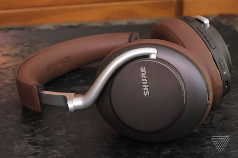 The best noise-canceling headphones to buy in 2020 - The Verge Overhead Headphones Aesthetic, Noise Cancelling Headphones Aesthetic, Best Headphones Wireless, Soundproof Headphones, Headphones To Buy, Beats Headphones Aesthetic, Headphone Sketch, Retro Headphone, Aesthetic Headphones