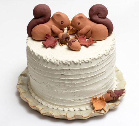 Squirrel cake Fondant Squirrel, Squirrel Cake Topper, Squirrel Template, Animal Sanctuary Ideas, Snow Squirrel, Squirrel Party, Squirrel Images, Fall Cakes Decorating, Squirrel Cake