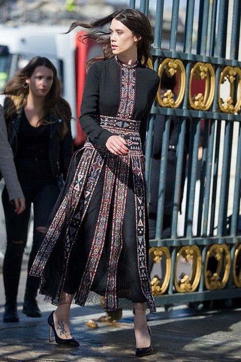 Street Style Accessories, Soiree Dresses, Persian Fashion, Simple Frocks, Traditional Dresses Designs, Moroccan Fashion, Casual Indian Fashion, Hijabi Fashion Casual, Moroccan Dress