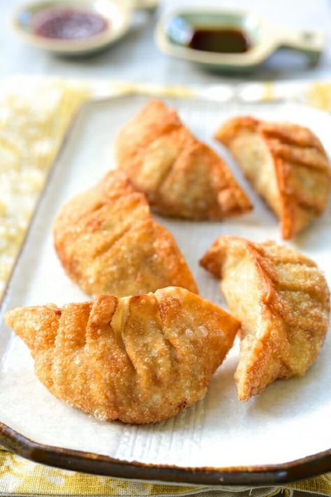 Deep fried Korean dumplings Deep Fried Dumplings, Yakimandu Recipe, Mandu Recipe Korean, Din Sum, Fried Dumplings Recipe, Mandu Dumplings, Recipe Dumplings, Fold Dumplings, Korean Mandu