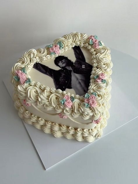 Jungkook Birthday Cake, Jungkook Cake Ideas, Jungkook Cake, 19th Birthday Cakes, Jungkook Birthday, Bts Cake, 18th Cake, Vintage Birthday Cakes, 16 Birthday Cake