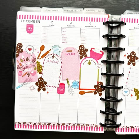 BEFORE THE PEN 🤗👩🏽‍🍳🍪🩷🤎📒 Health Planner - Lined Vertical Layout Baking Spirits Bright theme How cute did this week’s health planner spread turn out? It’s definitely getting me in the mood to bake some delicious treats for the holiday season! Maybe not the best idea for a health spread, though. 😂😅 Stickers: @the_happy_planner Washi: @planything_ Insert: @squairdshop #beforethepen #happyplannercommunity #happyplannerfitness #happyplannerwellnesslayout #wellnesshappyplanner #healthplanner ... Planner Monthly Layout, Happy Planner Inspiration, Vertical Layout Planner, Baking Spirits Bright, Happy Planner Ideas, Creating A Bullet Journal, Personal Planners, Happy Planner Layout, Planner Setup