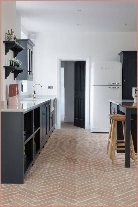 (ad) Choosing the Right Floor Tile for Your Kitchen Parquet Tiles, Kitchen Floor Tiles Ideas, Square Kitchen, Terracotta Floor, Kitchen Floor Tile, House Tiles, Terracotta Tiles, Style Tile, Kitchen Flooring