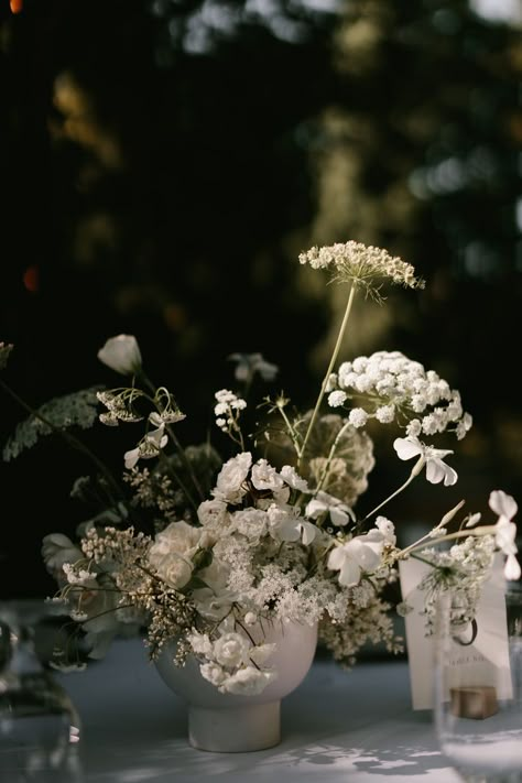 Green And White Whimsical Wedding, Chic Minimal Wedding, Whimsical White Wedding Flowers, 2024 Wedding Floral Trends, Black And White Garden Party, Black And White Flowers Wedding, White And Black Wedding Flowers, Simple White Wedding Florals, Green And White Wedding Florals