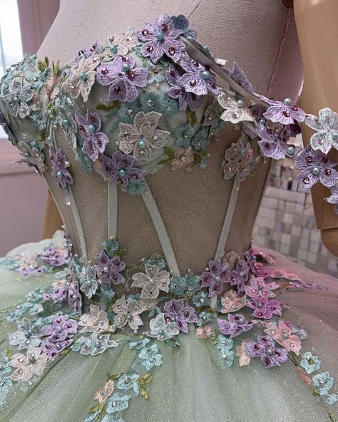 Green And Purple Quinceanera Dresses, Enchanted Forest Prom Outfit, Enchanted Forest Quince Dress, Quinceanera Rapunzel, Enchanted Forest Dresses, Rapunzel Gown, Enchanted Sweet 16, Enchanted Forest Dress, Quinceanera Dama Dresses