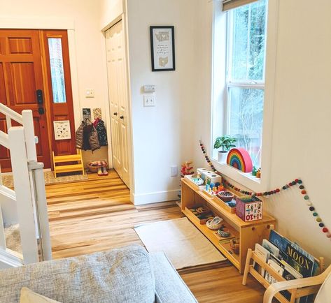 Small Play Space, Montessori Playroom Small Space, Montessori Living Room, Montessori Entryway, Tour Montessori, Montessori Bathroom, Ikea Montessori, Montessori Home, Montessori Shelf