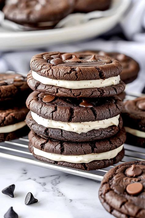 These homemade chocolate sandwich cookies are soft, chewy, and jam-packed with rich chocolate flavor and a heavenly vanilla cream filling. Loft House Cookies, Cookies Oatmeal Chocolate Chip, Italian Cream Cheese Cake, Oreo Cakesters, Life In The Lofthouse, Homemade Oreo Cookies, Oreo Cookie Recipes, Homemade Oreos, Cream Cheese Frosting Cake