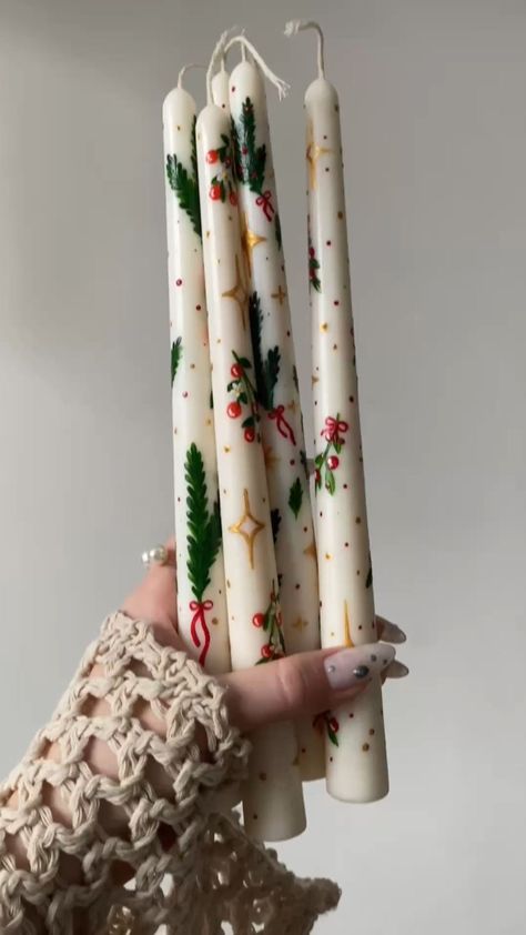 Christmas Candles Handmade, Winter Candles Diy, Xmas Candles Diy, Xmas Candles Ideas, New Year Decorations Handmade, Christmas Candle Painting, Christmas Candles Aesthetic, New Year Candles, Unexpected Gifts