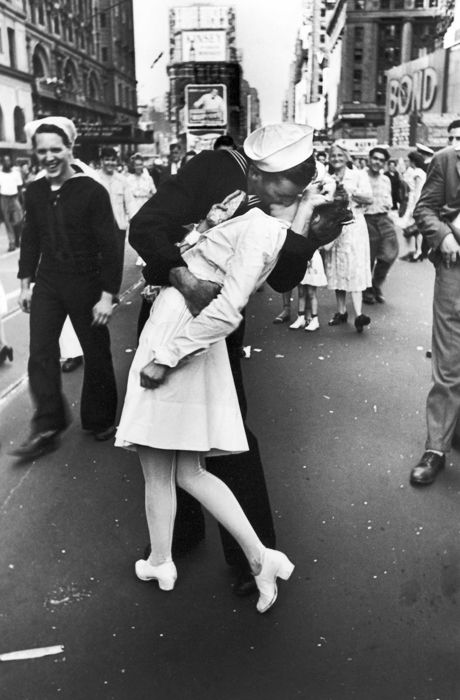 Pictures Worth a Thousand Words: Most Iconic Photos » ExpertPhotography American History Photos, Digital Photography Lessons, Powerful Pictures, Alfred Eisenstaedt, Rare Historical Photos, Steve Mccurry, Famous Photos, History Images, Famous Photographers