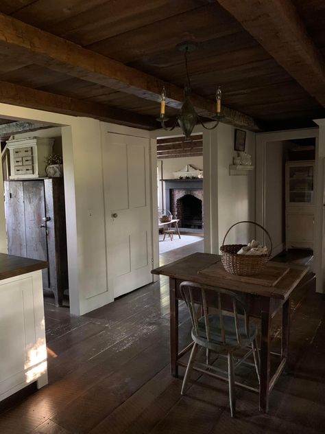 Old Time Farmhouse Kitchen, Minimalist Primitive Home, Pioneer Farmhouse, Primitive Minimal Farmhouse, Primitive Minimalism, Colonial Farmhouse Decor, 1830s Farmhouse, Primitive House Building, 1870s Homestead