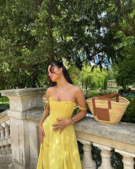 the girlies are thriving in summer 💛✨🐣 Yellow Aesthetic Dress, Outfits Praia, Yellow Summer Aesthetic, Yellow Outfit Ideas, Yellow Ootd, Belle Aesthetic, Denim Ootd, Beast Disney, Beauty And Beast