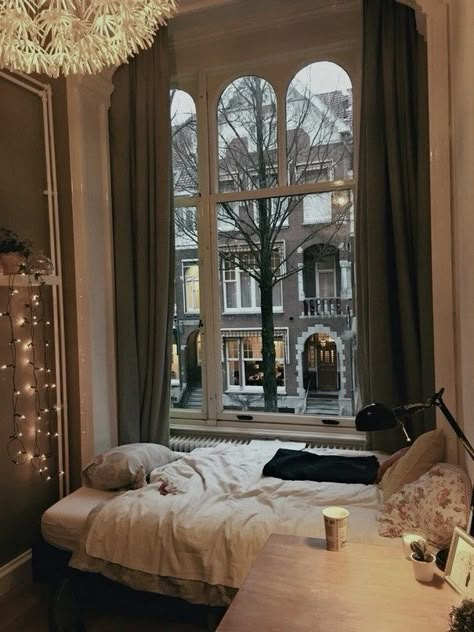 London Aesthetic Bedroom, London Dorm Room, London Bedroom Aesthetic, Nyc Bedroom Aesthetic, Ireland Apartment, London Apartment Aesthetic, City Bedroom, London Bedroom, Room London