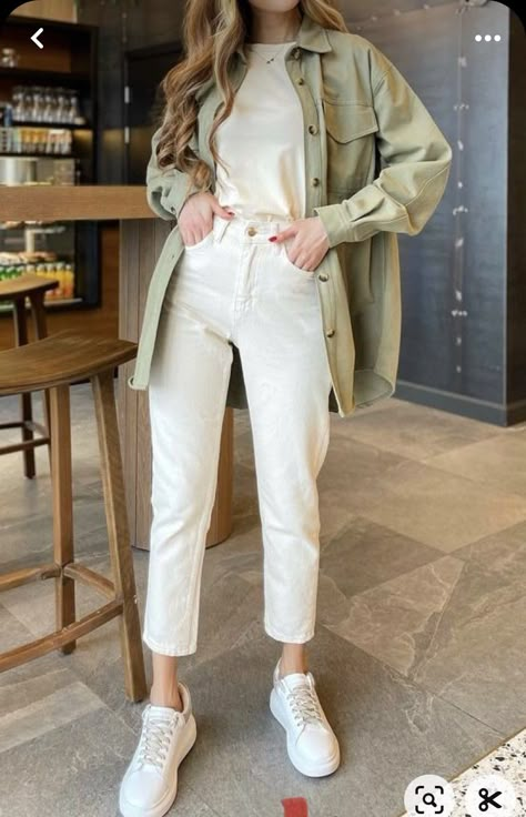 Everyday Work Outfits Casual, Easy Chic Style, Outfit For Office Women, Natural Romantic Clothing Style, Madrid Spain Outfit Idea, Bottom Hourglass Outfits, Elegant Everyday Outfits, Pants For Women Over 50, Outfits With White Pants