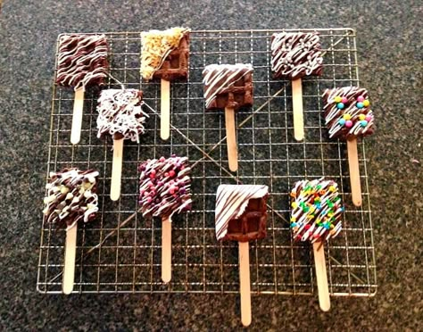 Waffle Business, Cake Pops Tutorial, Trending Desserts, Fun Cake Pops, Waffle Ice Cream Sandwich, Waffle Pops, Spice Cake Mix And Pumpkin, Apple Cake Pops, Pumpkin Cake Pops