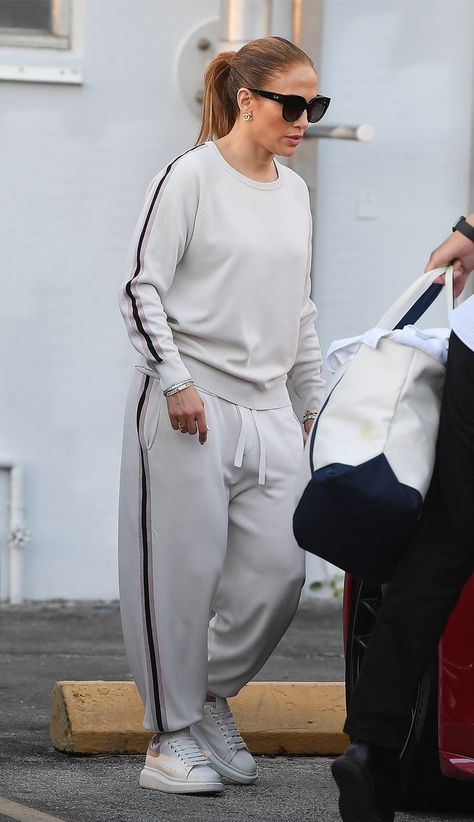 Seasonal Celebrity Style - Sweatpant Outfits - Jennifer Lopez How To Make Sweatpants Look Cute, Jlo Looks, Sweatpant Outfits, Jlo Fashion, Athleisure Capsule Wardrobe, Supreme Sweatshirt, Athleisure Capsule, Baggy Joggers, Cute Sweats