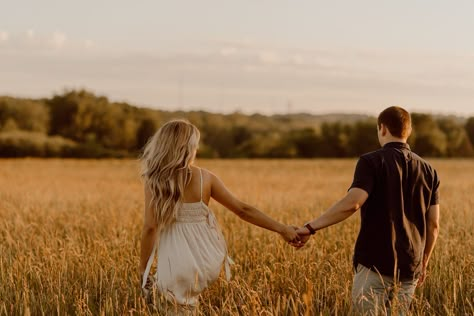 Engagement Photos Hay Bales, Field Picture Ideas Couple, Couple Poses In Sunflower Field, Engagement Photos Wheat Field, Hay Field Photoshoot Couple, Golden Hour Couples Shoot Field, Corn Field Photoshoot Couple, Romantic Engagement Photoshoot, Wheat Field Couple Photography