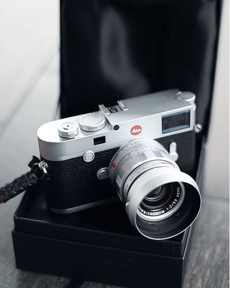 Leica Camera Australia on Instagram: “A vintage look and feel combined with one of the most advanced technology of today's photography techniques - The #LeicaM10 with the…” Leica Camera Aesthetic, Leica M, Leica Camera, Photography Techniques, Fujifilm Instax Mini, Advanced Technology, Leica, Vintage Look, Projector