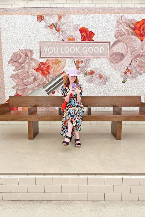 Glossier New York, Glossier You Look Good, Glossier Showroom, Shop Facade, New York City Aesthetic, New Books To Read, Lipstick Blush, Soho New York, Visit New York City