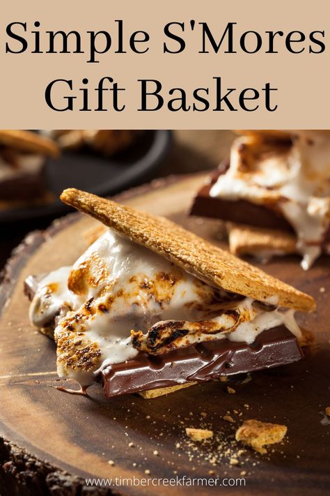 This simple DIY s'mores gift basket makes the perfect gift any time of the year. Whether it's a gift for a teacher, neighbor, birthday, or holiday you can't go wrong with this adorable campfire s'mores basket. #smores #campfire #diygift S’mores Christmas Gift, S’mores Kits Diy, Smores Gift Basket Ideas Diy Kits, S’mores Raffle Basket Ideas, S’more Basket Ideas, S’mores Gift Ideas, Bonfire Gift Basket Ideas, Campfire Basket Ideas, Campfire Gift Basket