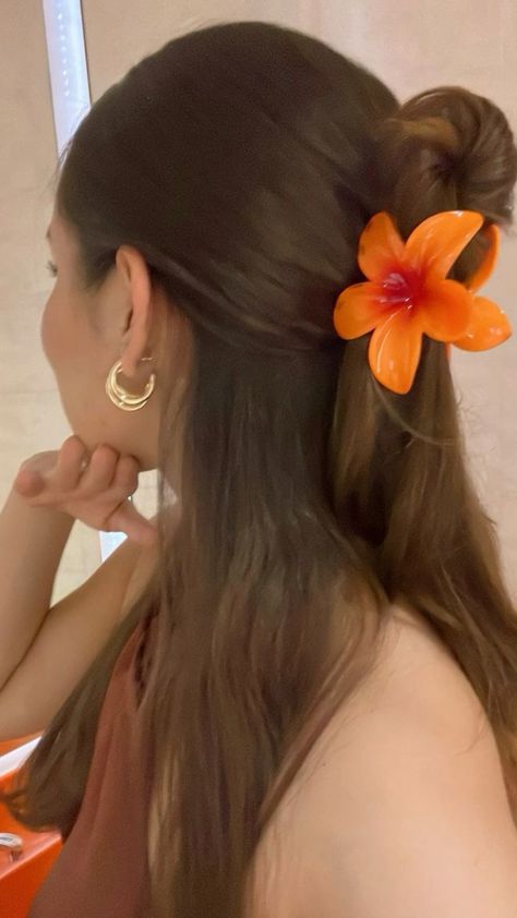 Hibiscus Claw Clip, Flower Clip Hairstyles, Hibiscus Hair Clip, Hair Clip Hairstyles, Hair Tips Video, Clip Hairstyles, Hair Stylies, روتين العناية بالبشرة, Hair Stylist Life